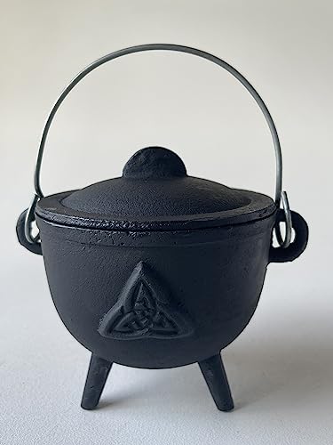 Cast Iron Cauldron with Lid and Handle Z4758
