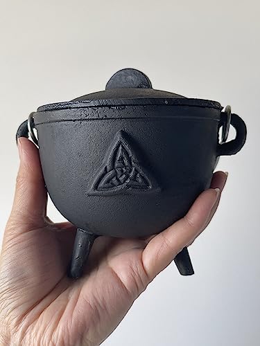 Cast Iron Cauldron with Lid and Handle Z4758
